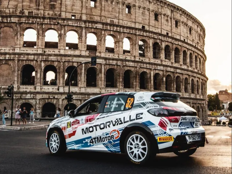 Coche de rally rotulado ante el Coliseo de Roma