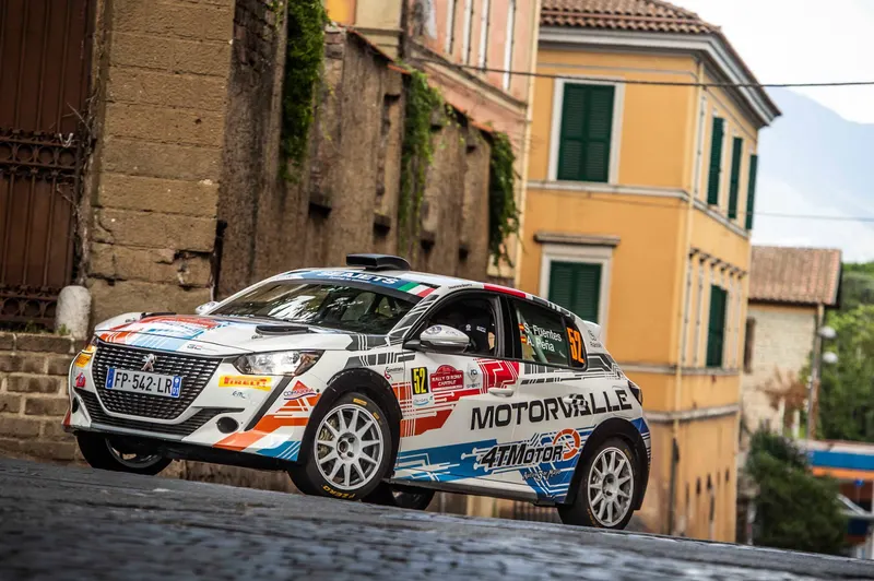 Coche de rally rotulado en un tramo urbano