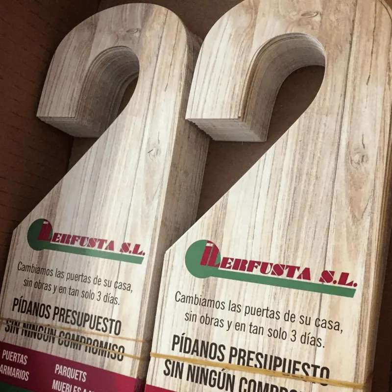 Cartel impreso sobre soporte de madera