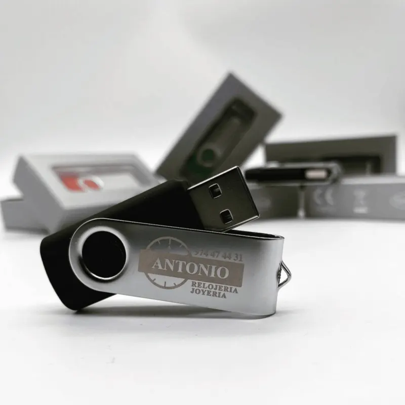 Memoria USB grabada con el nombre de la empresa