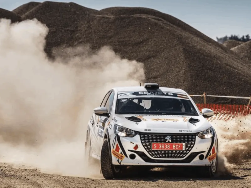 Coche de rally en un tramo de tierra