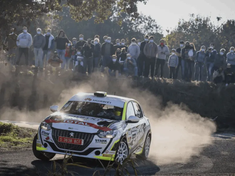 Coche de rally rotulado ante el público