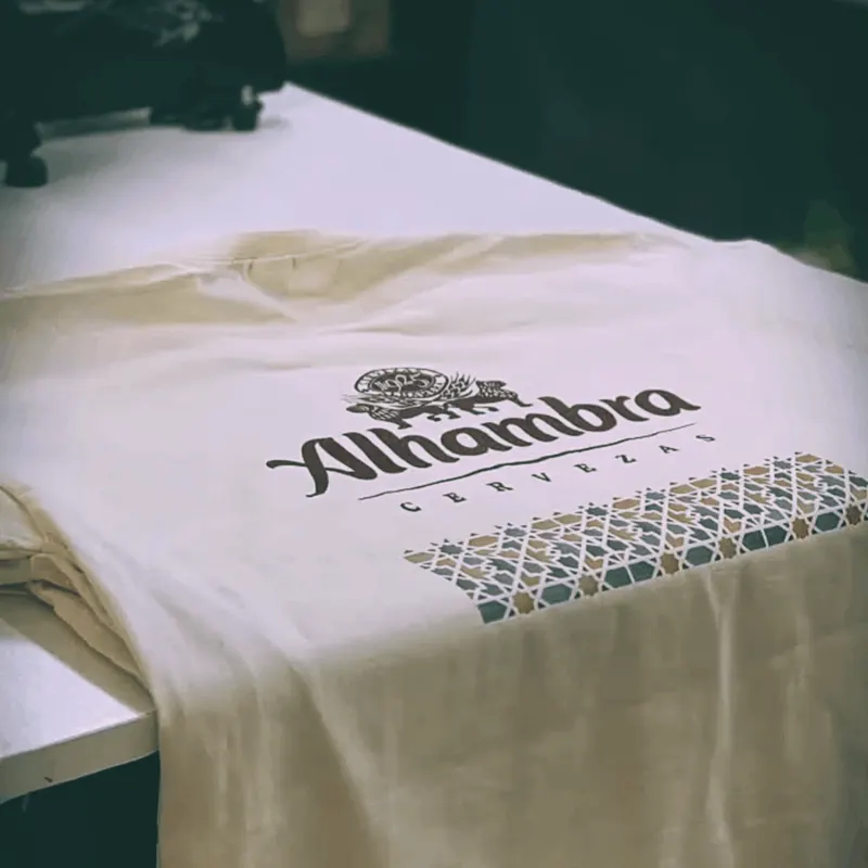 Camiseta blanca personalizada con serigrafía