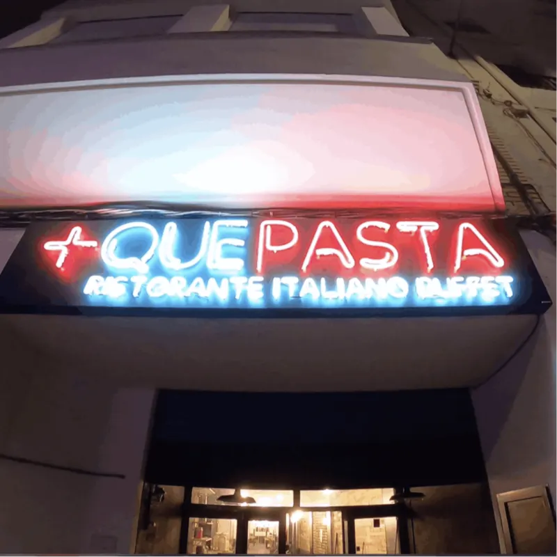 Rótulo luminoso de restaurante con letras corpóreas iluminadas