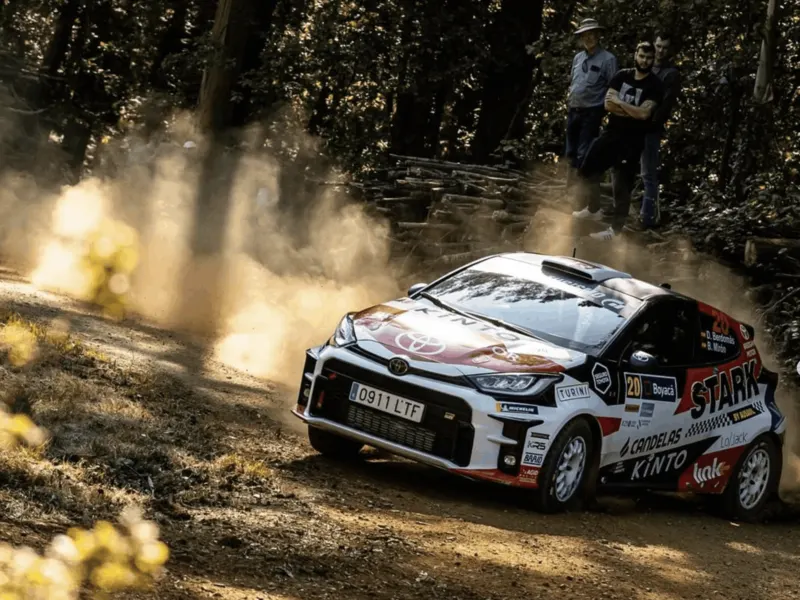 Coche de rally rotulado en competición