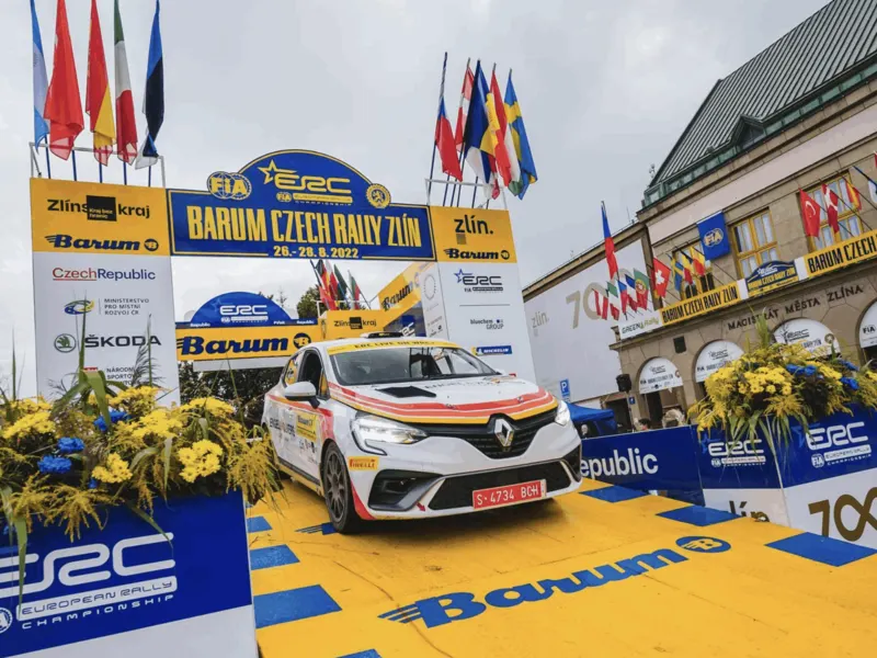 Coche de rally en el podio de una prueba internacional
