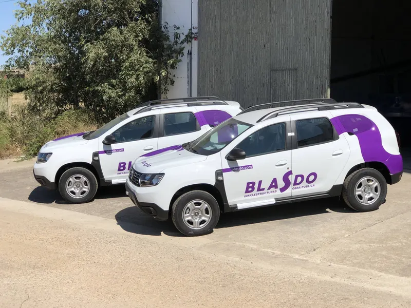 Flota de vehículos comerciales rotulados con la imagen de la empresa