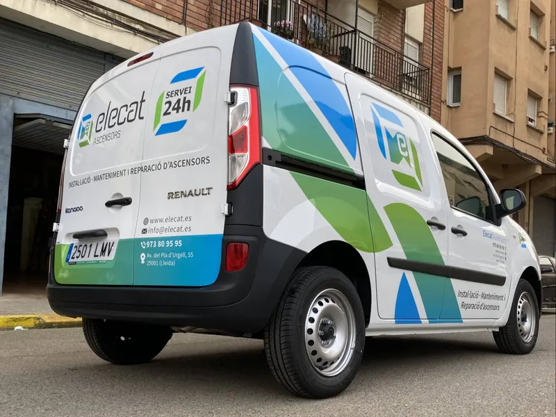 Furgoneta de servicio técnico rotulada con vinilo impreso