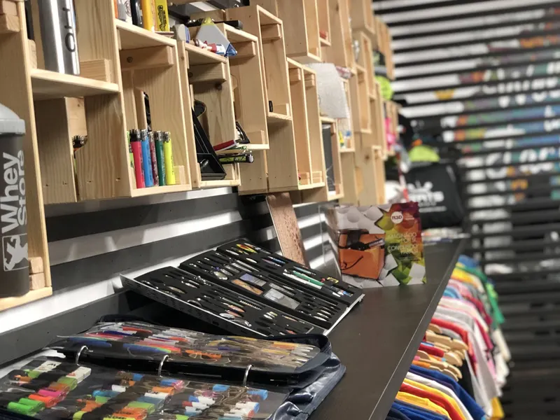 Expositor con artículos publicitarios y textil listo para personalizar