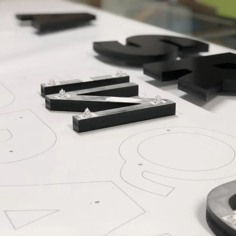 Letras corpóreas negras preparadas en el taller