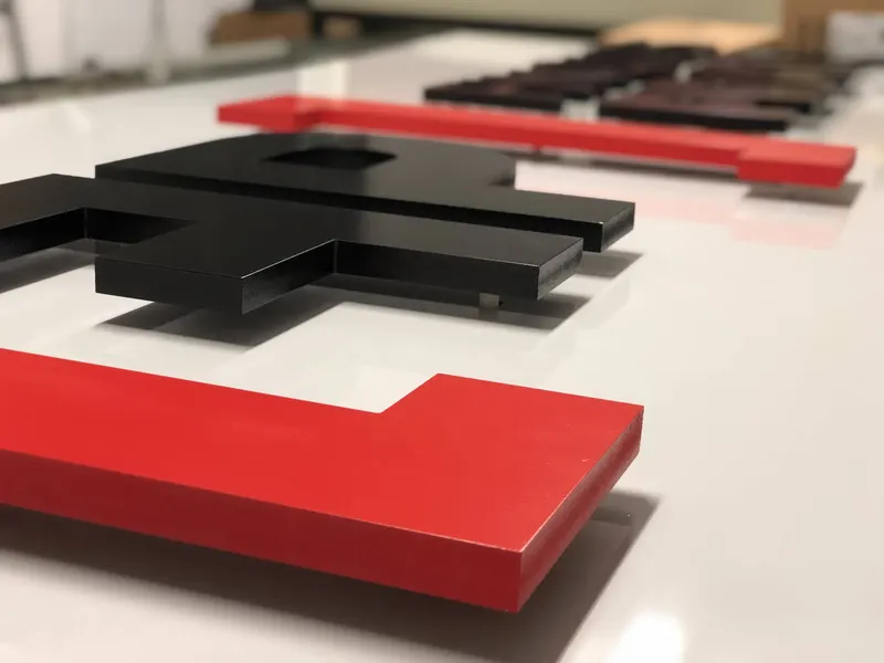 Letras corpóreas lacadas en rojo y negro
