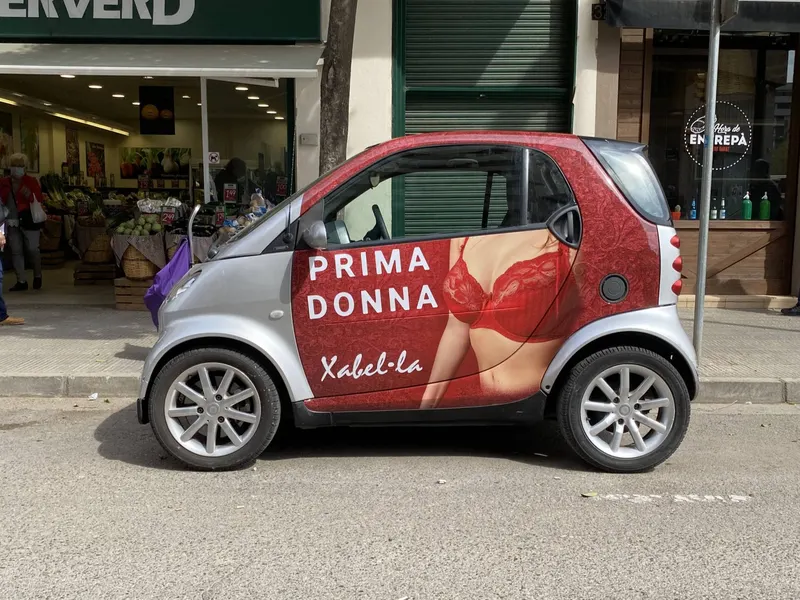 Vehículo urbano rotulado para una tienda de moda