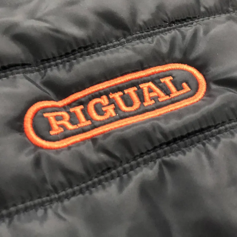 Chaleco con logotipo bordado