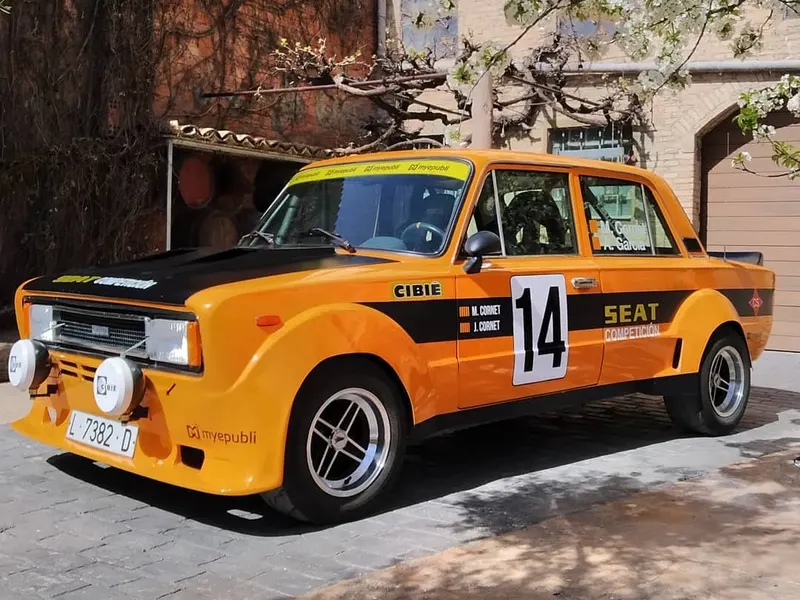 Coche clásico de competición con decoración histórica