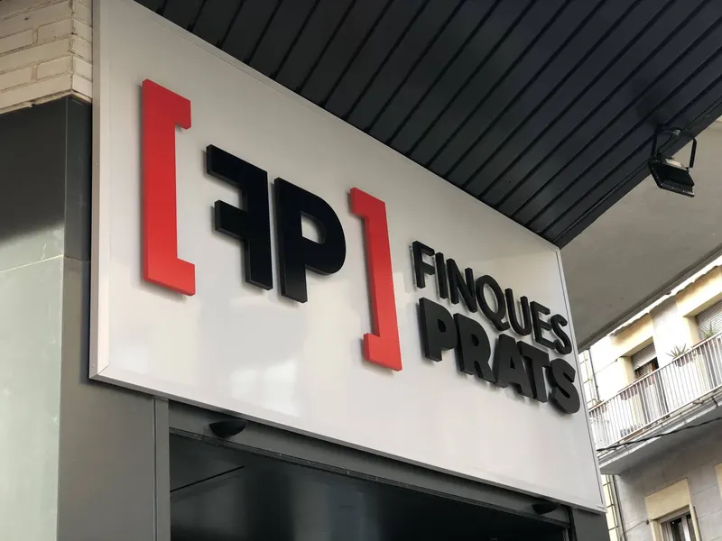 Rótulo de letras corpóreas en relieve instalado en una fachada