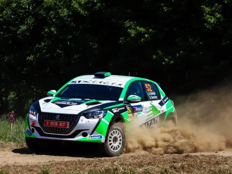 Coche de rally rotulado en un tramo de tierra