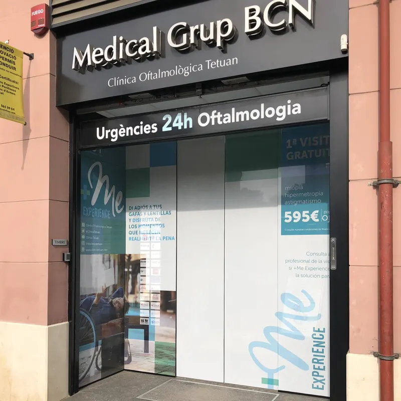 Escaparate de clínica rotulado con vinilo impreso