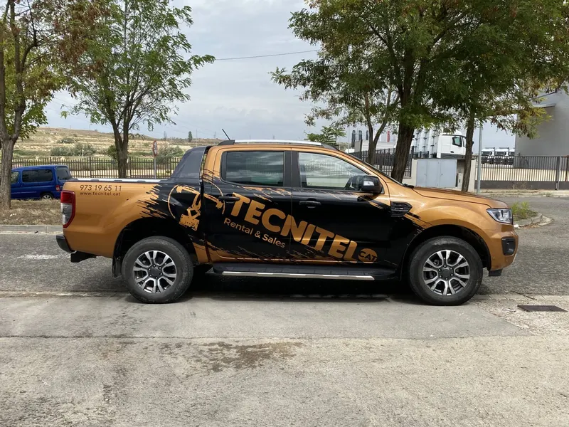 Furgoneta pick-up rotulada con vinilo dorado