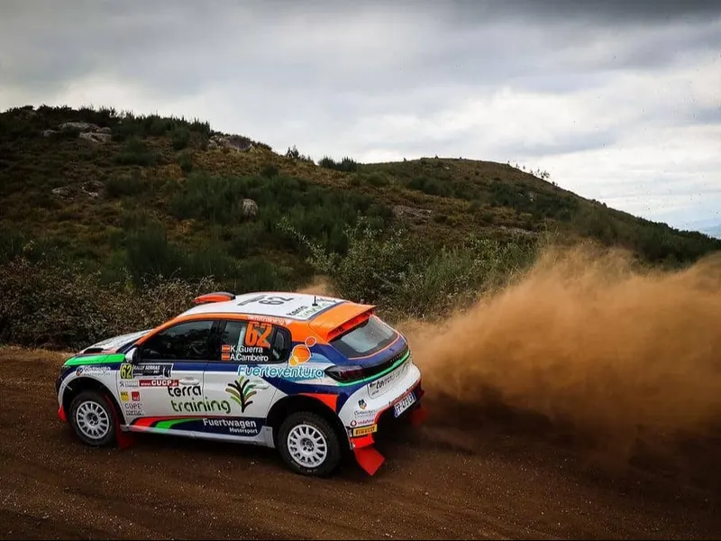 Coche de rally en un tramo de montaña