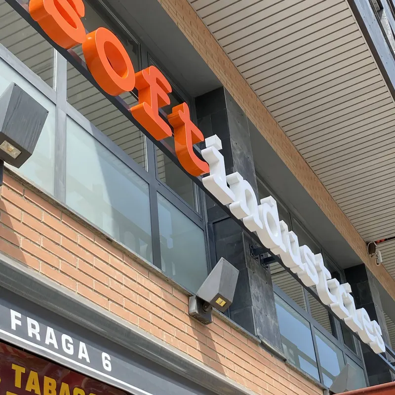 Rótulo corpóreo iluminado en fachada comercial