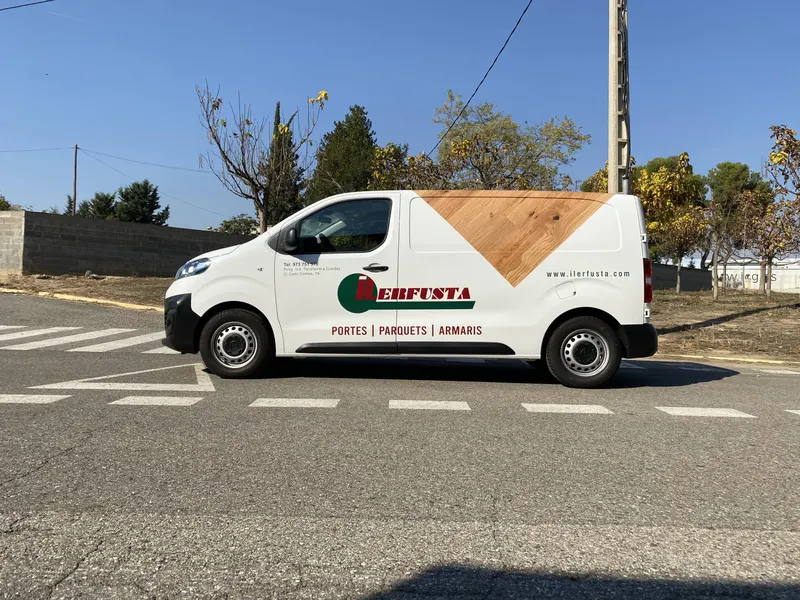 Furgoneta blanca rotulada con vinilo impreso