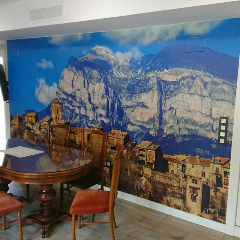 Fotomural de paisaje instalado en el comedor de una vivienda