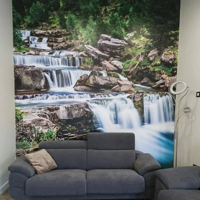 Fotomural de cascada en un salón