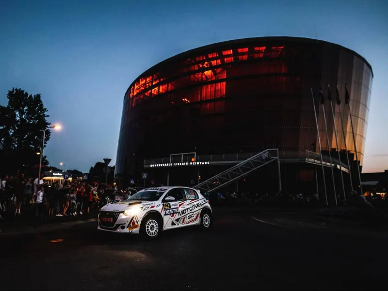 Coche de rally rotulado en un tramo nocturno