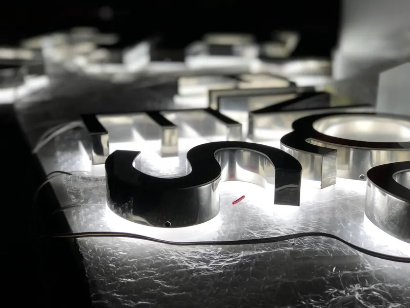 Letras corpóreas retroiluminadas fabricadas en el taller de Myepubli