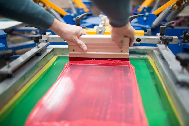 Pantalla de serigrafía textil en el taller de Myepubli